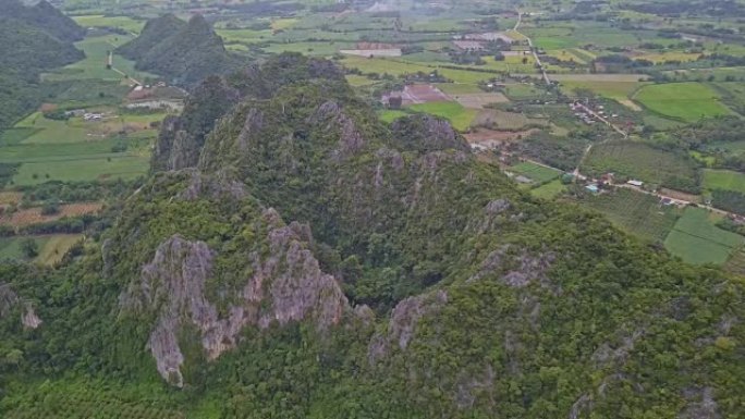 乌泰萨尼兰萨克Tham Hup Pa Tat洞穴或惊人的棕榈树谷的鸟瞰图