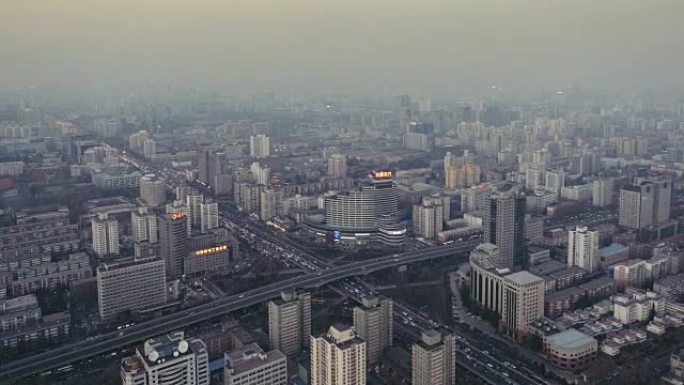 T/L WS HA PAN北京生活公寓和道路交叉口高角度视图