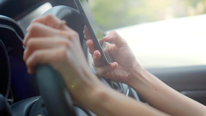在汽车中使用智能手机的女商人，特写镜头