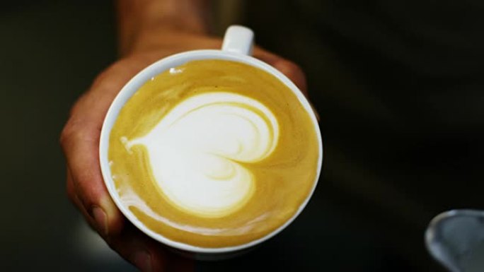 调酒师用新鲜牛奶制作艺术作品，用意大利浓缩咖啡制成意大利卡布奇诺咖啡。
