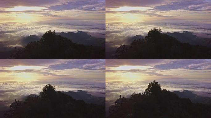在Ramkhamhaeng国家公园Khao Luang的Narai悬崖上，旅行者和日出的鸟瞰图