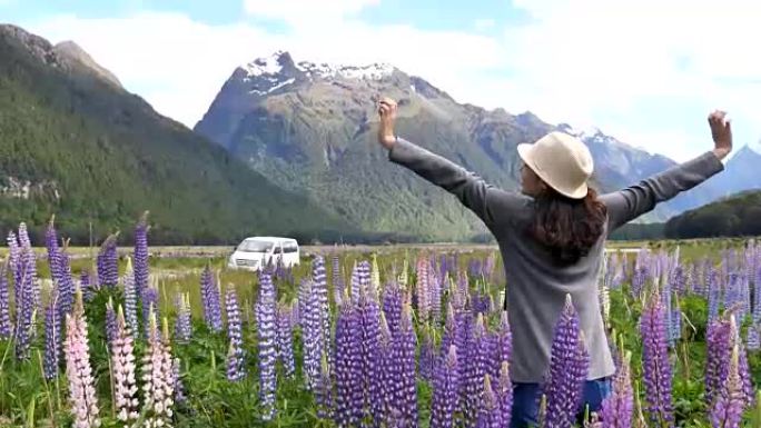 新西兰的女性游客公路旅行