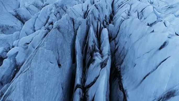 冰川舌头与裂缝。Aerial view