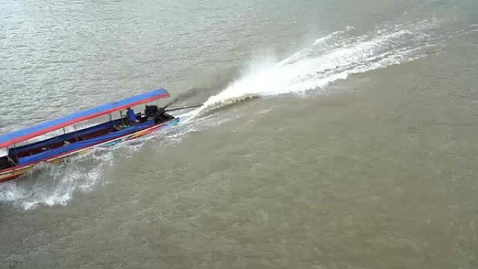 泰国曼谷jaopraya河的长尾船。