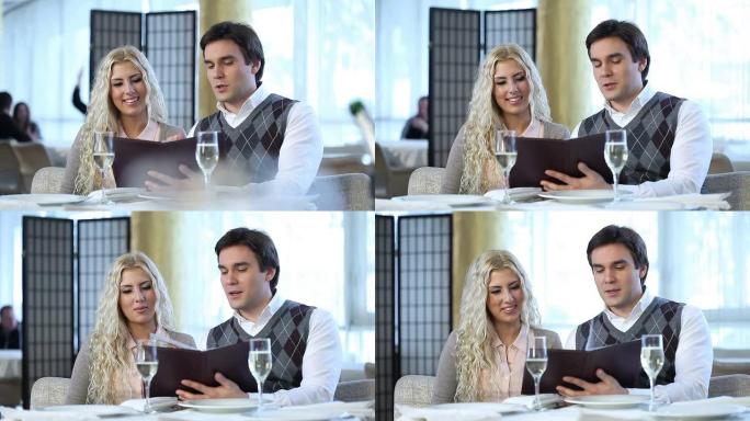 年轻夫妇在餐厅阅读菜单