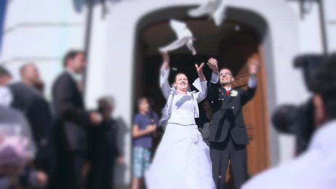 高清超级慢镜头：新婚夫妇放飞鸽子