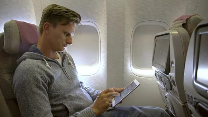 曼女士在飞机上使用数字平板电脑