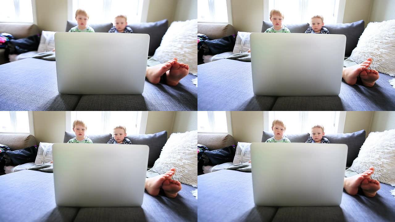 男孩在笔记本电脑上看动画片