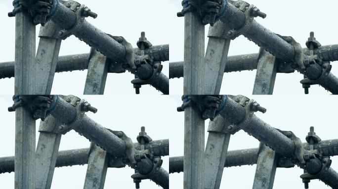 脚手架在雨中滴落