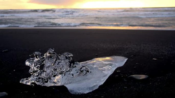 黑海滩上的冰冰冻海自然