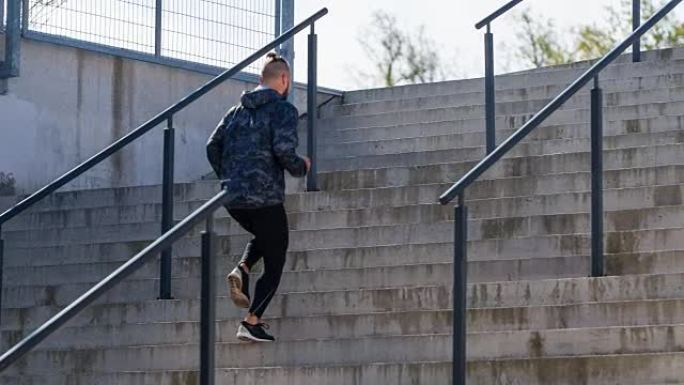 年轻运动员在运动场馆的楼梯上奔跑