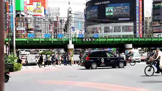 在日本东京新宿横渡路上行走的人群