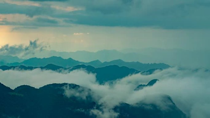 雨前雾在山上流动山间云雾