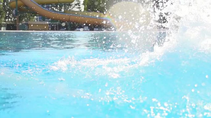 高清超级慢镜头：男子在泳池中跳跃