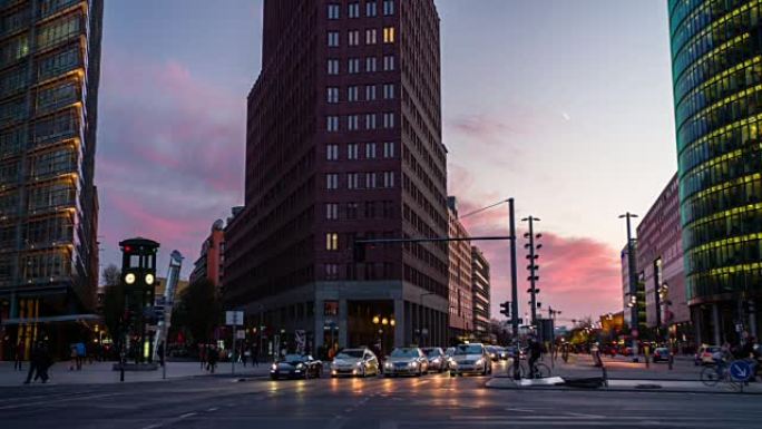 波茨坦广场 (Potsdamer Platz) 是德国柏林的金融区