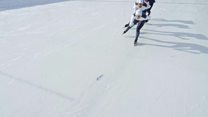 穿着赛车服的女运动员在溜冰场上滑冰