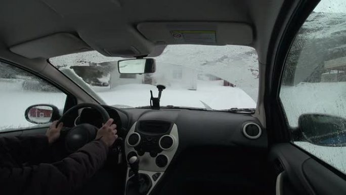 雪地路上的车内冰天雪地开车雪景