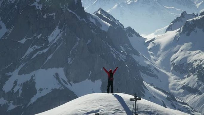 登山者在白雪覆盖的山峰上欢腾