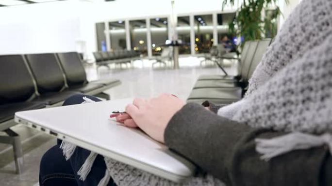 坐在机场候机室里的一位不耐烦的女商人