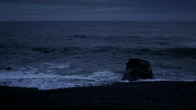 汹涌的大海。波浪压在岩石上