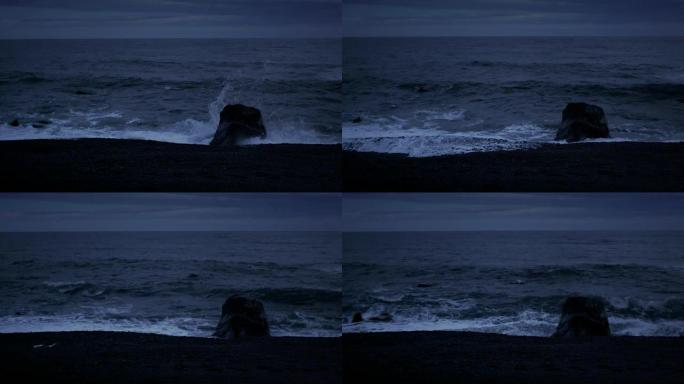 汹涌的大海。波浪压在岩石上