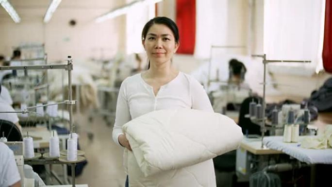 缝纫厂开朗的亚洲女人
