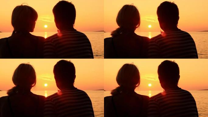 高清：情侣在日落的海滩上接吻