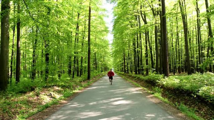高清起重机: 男子在森林道路上慢跑