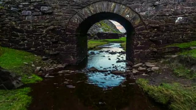 穿越爱尔兰邓洛峡的石桥