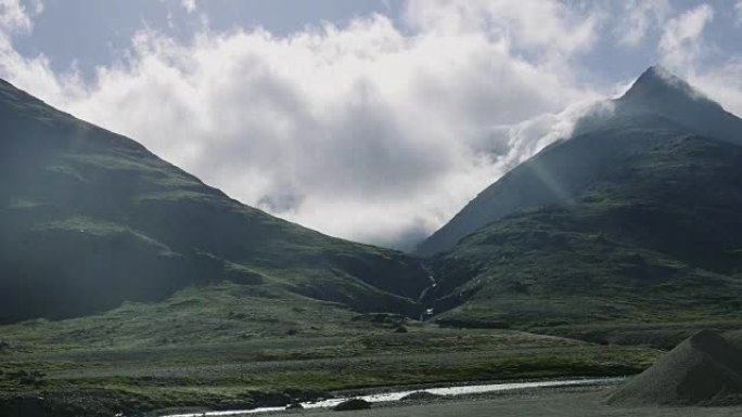 乌云从山上掠过。时间流逝