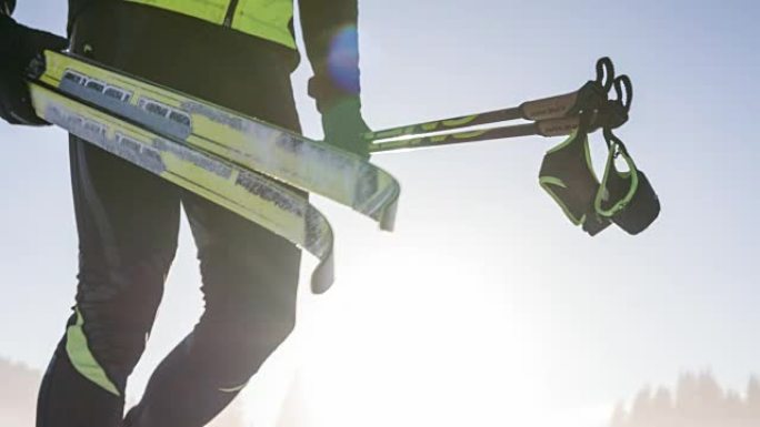 冬季越野滑雪者携带运动器材
