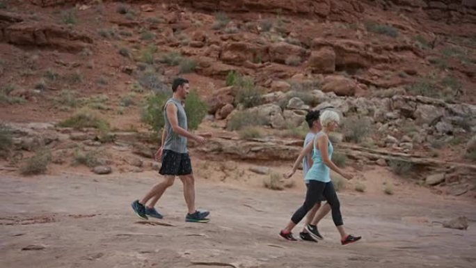 夫妇在沙漠中徒步旅行