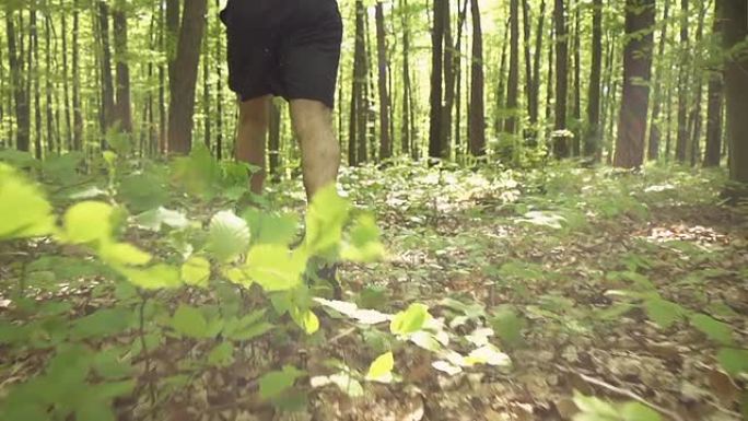 HD超级慢动作:男人跑过森林