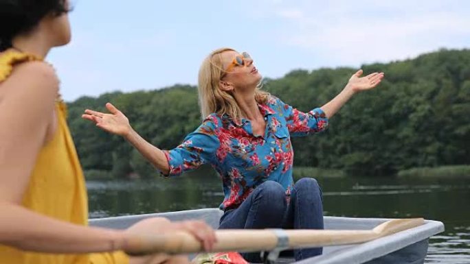 活跃的女性在湖里乘船享受