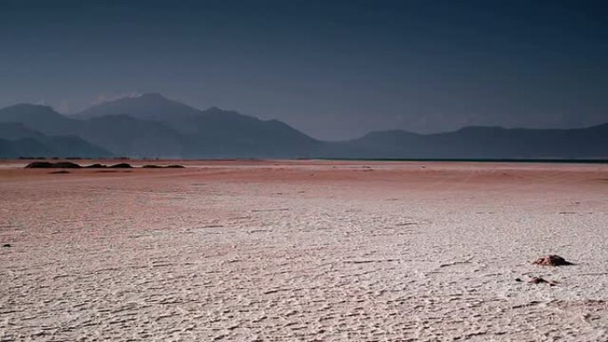 阿萨尔火山口干涸。表面覆盖着盐。