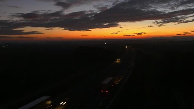 黄昏时高速公路上的空中车辆灯