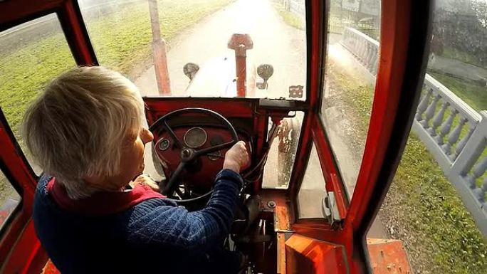 SLO MO老年妇女驾驶拖拉机