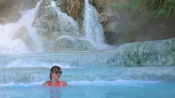 慢镜头:快乐的女孩在意大利的天然温泉中享受轻松的热水澡