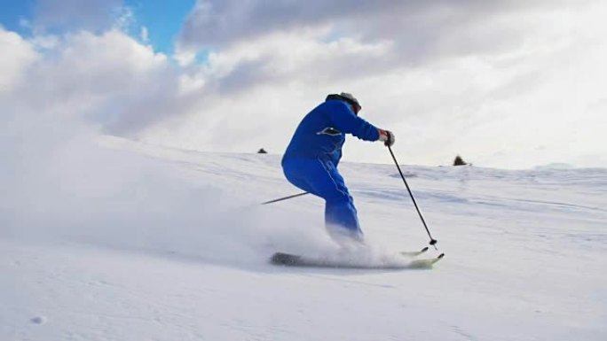 SLO MO Man在滑雪场上滑雪