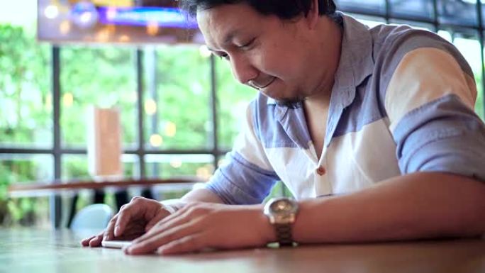 4k镜头的亚洲商人穿着便服在平板电脑上工作，并祝贺自己，商业和自由概念