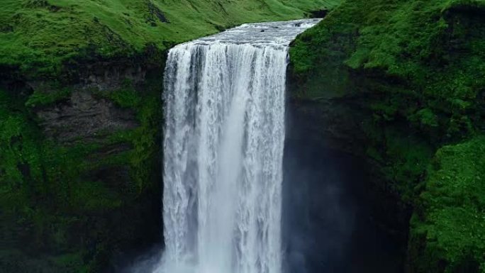 冰岛巨大的强大瀑布的鸟瞰图
