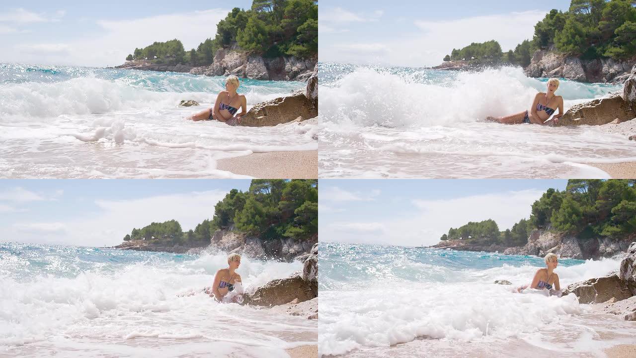 SLO MO海浪拍打海滩上的女人