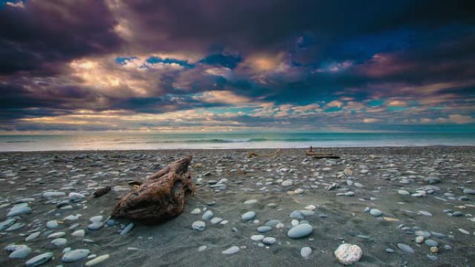 时间流逝：卵石和漂流木海滩
