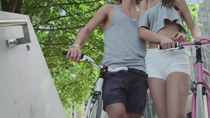 街上有自行车的情侣