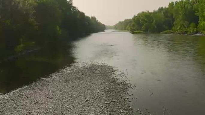 黄昏时沿河空中慢跑