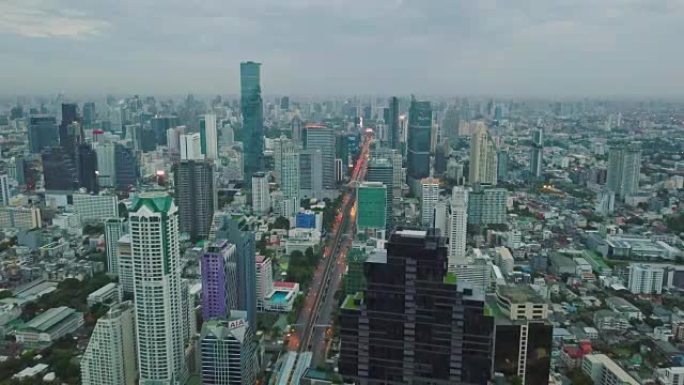 曼谷市对湄南河，BTS天空列车和塔克辛大桥的空中射击