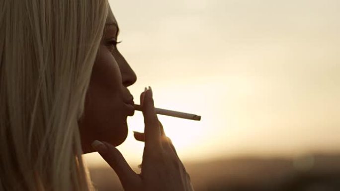 抽烟的女人吸烟有害健康抽烟失业忧愁烦恼