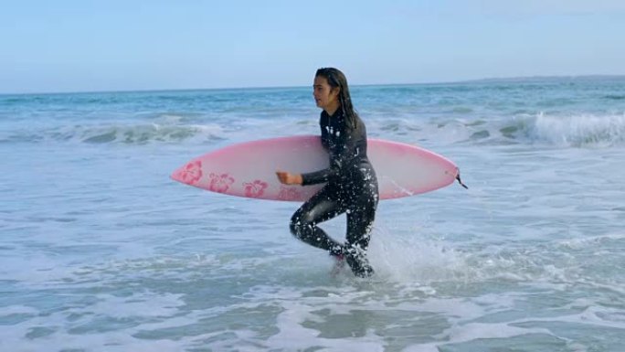 冲浪板向海岸奔跑的女冲浪者4k