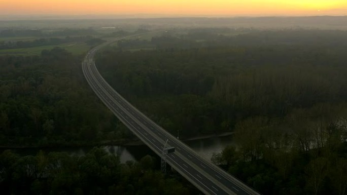 日落中的航空航天局高速公路高架桥