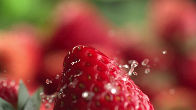 水滴滴在草莓尖上高速升格4k